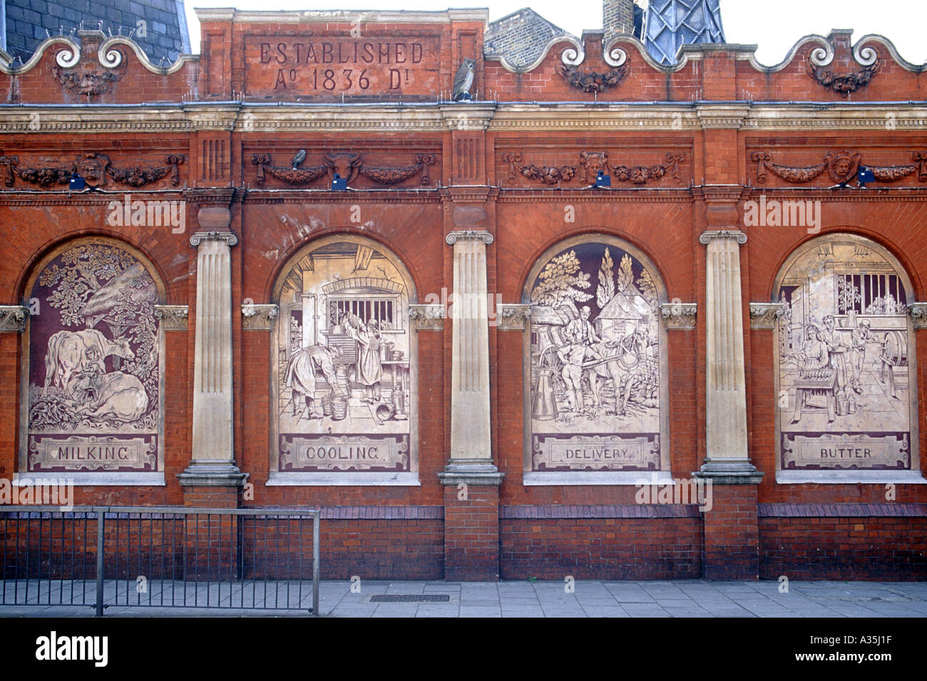 Incisioni sulla parete dell'epoca vittoriana Crouch fine del latte di Londra Foto Stock