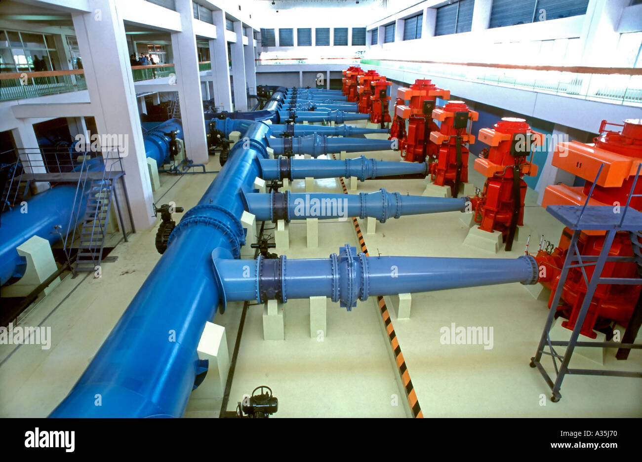 Lione FRANCIA, impianto di trattamento delle acque pulite Veolia Water Company, a Villeurban Pumping Station, Inside Pipes, impresa responsabile, industria moderna, Foto Stock