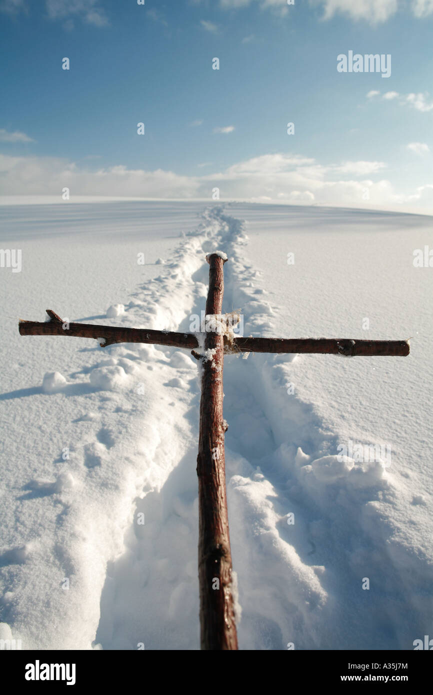 Croce in winterscene Foto Stock