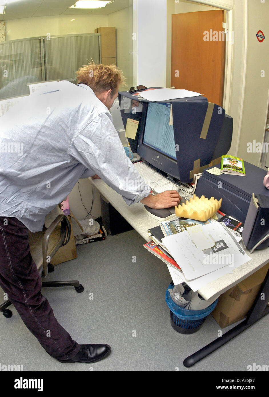 Young Man Office Interior Art Director, che lavora su computer PUBLISHING Business COMPANY Technician, People Working on MAC, magazine editor Foto Stock