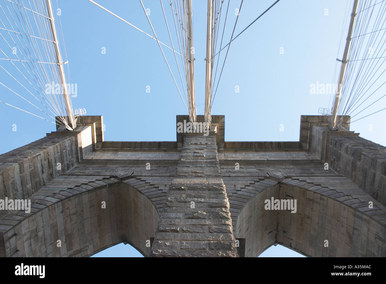 Vista verso l'alto di arcata del ponte di Brooklyn Bridge Foto Stock