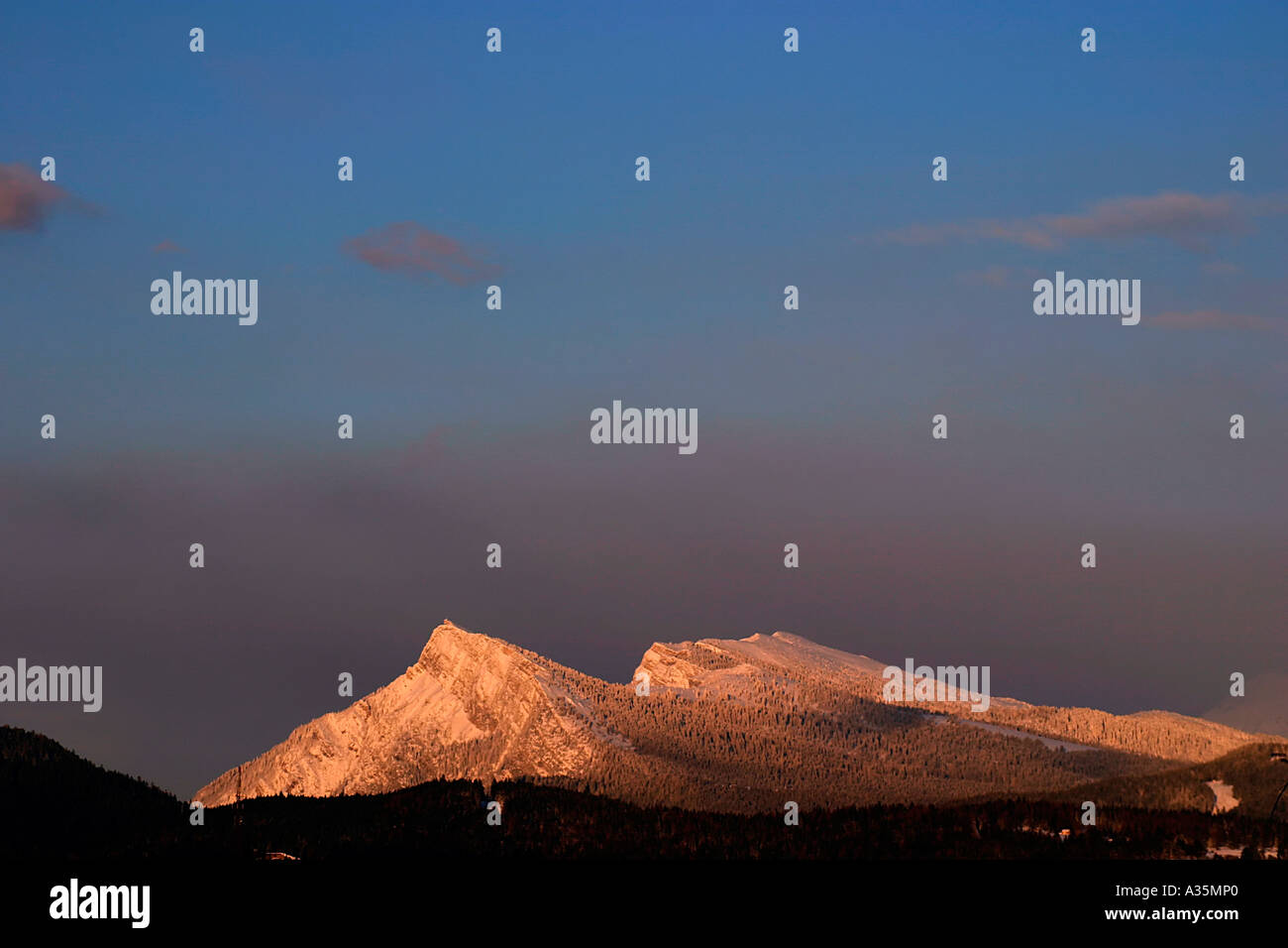 Panorarama paesaggio di montagna con la neve e il cielo molto liscia uno blu Foto Stock