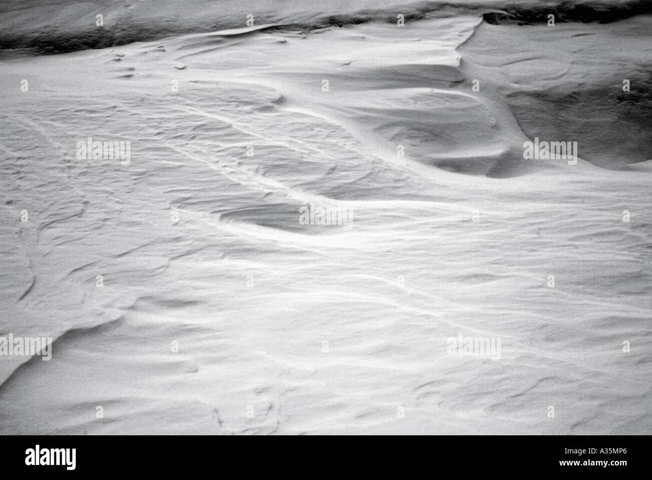 Dune di neve onde di neve in bianco e nero e withe grana della pellicola Foto Stock