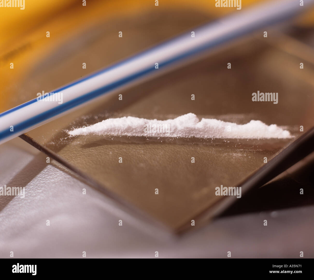 Il taglio di cocaina in polvere di snort modellato regno unito Foto Stock