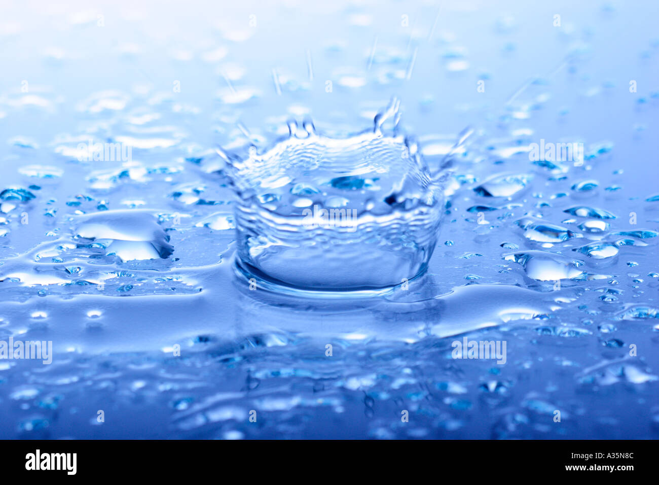 Goccia di spruzzi d'acqua Foto Stock