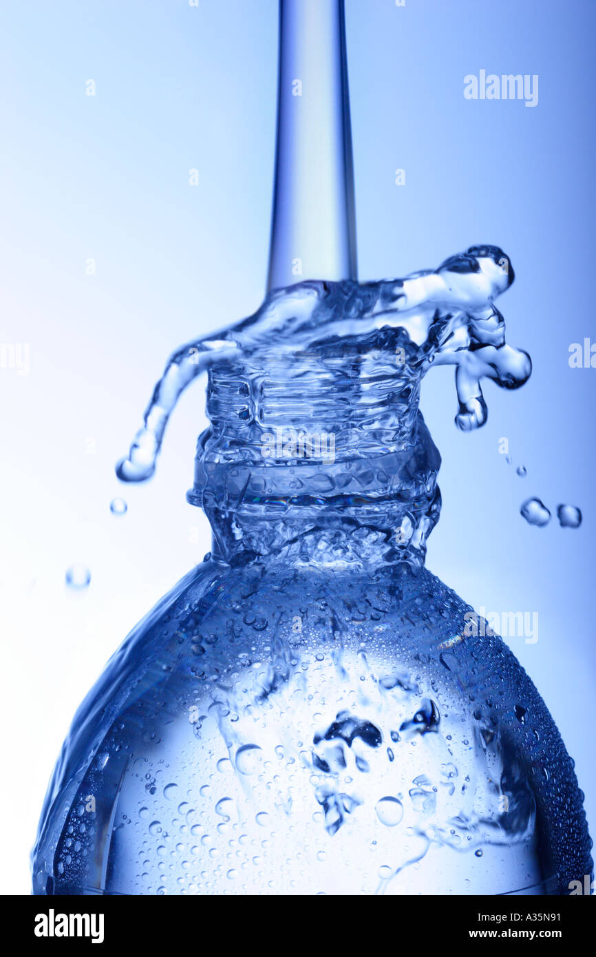 Versare acqua in bottiglia di plastica Foto Stock
