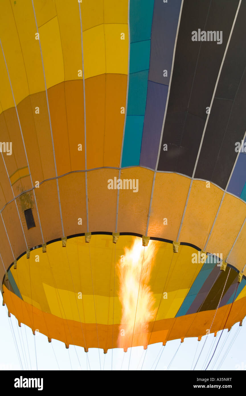 Pompaggio di aria calda nel palloncino Foto Stock