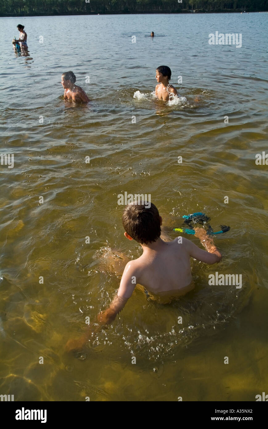 Bagno della famiglia al lago Hostens in Francia Aquitania Landes Forest Foto Stock