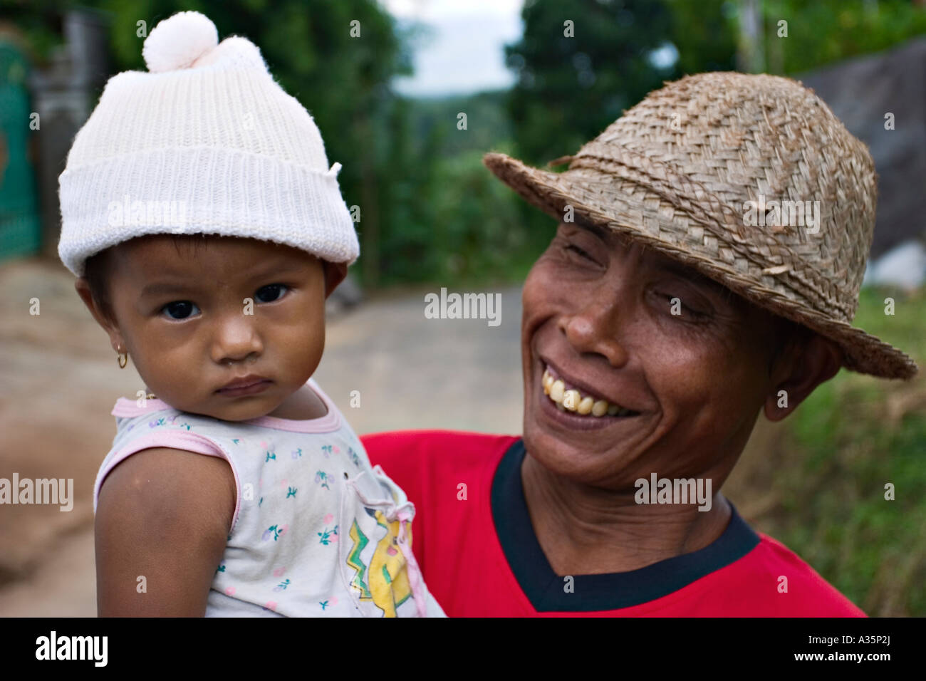 Padre indonesiano con un bambino, Java, Indonesia, Asia Foto Stock