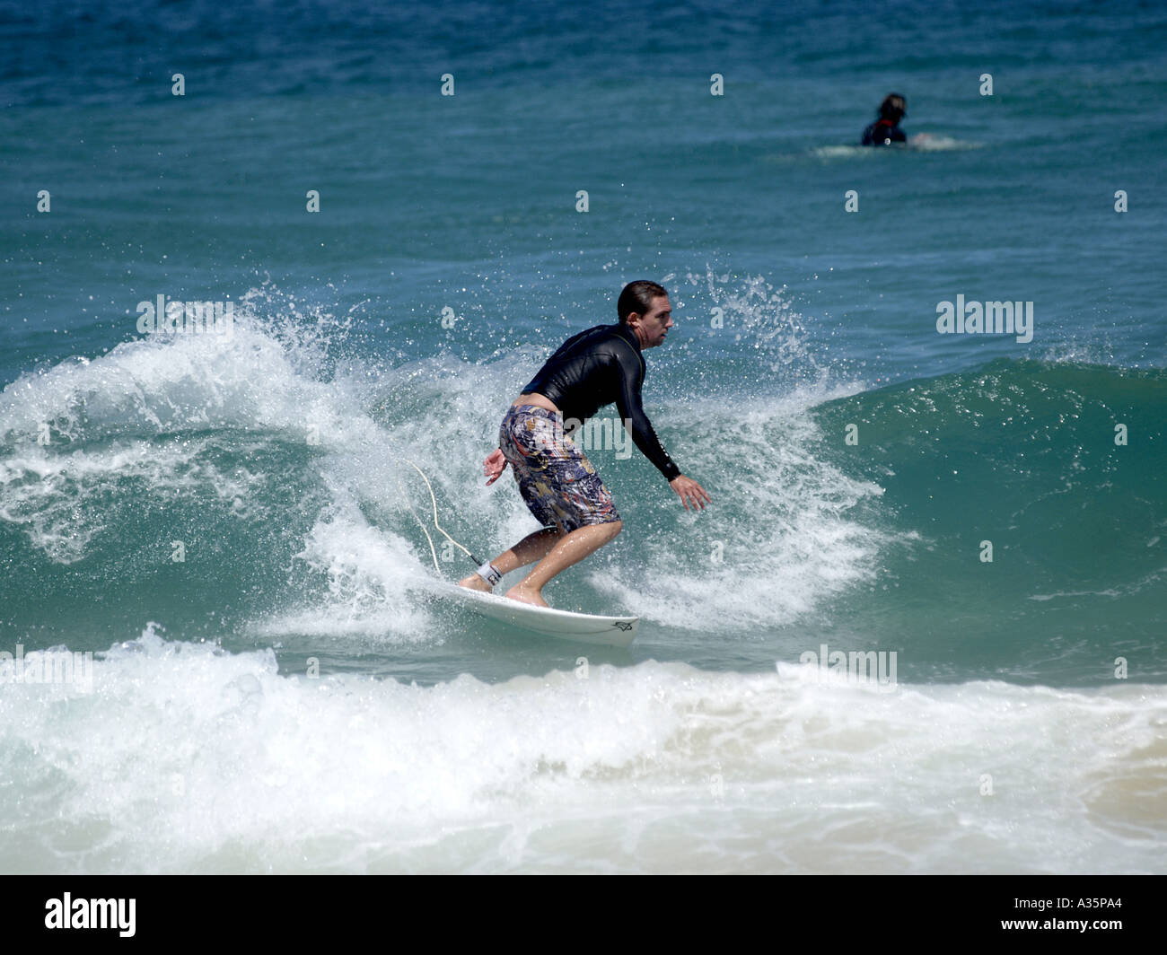 SURFER IN ONDE di Bondi Beach New South Wales AUSTRALIA Foto Stock