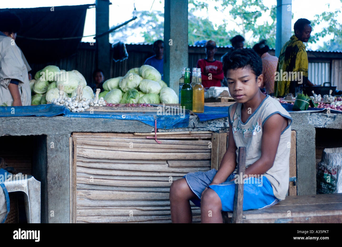 Gli operatori presso il locale mercato alimentare di Maliana, Timor orientale Foto Stock