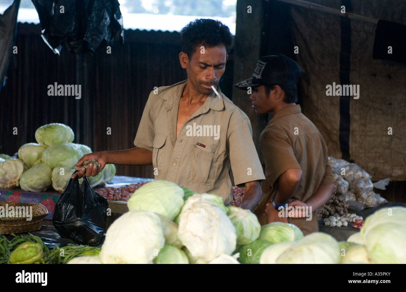 Mercato locale commerciante in Maliana Timor Orientale Foto Stock