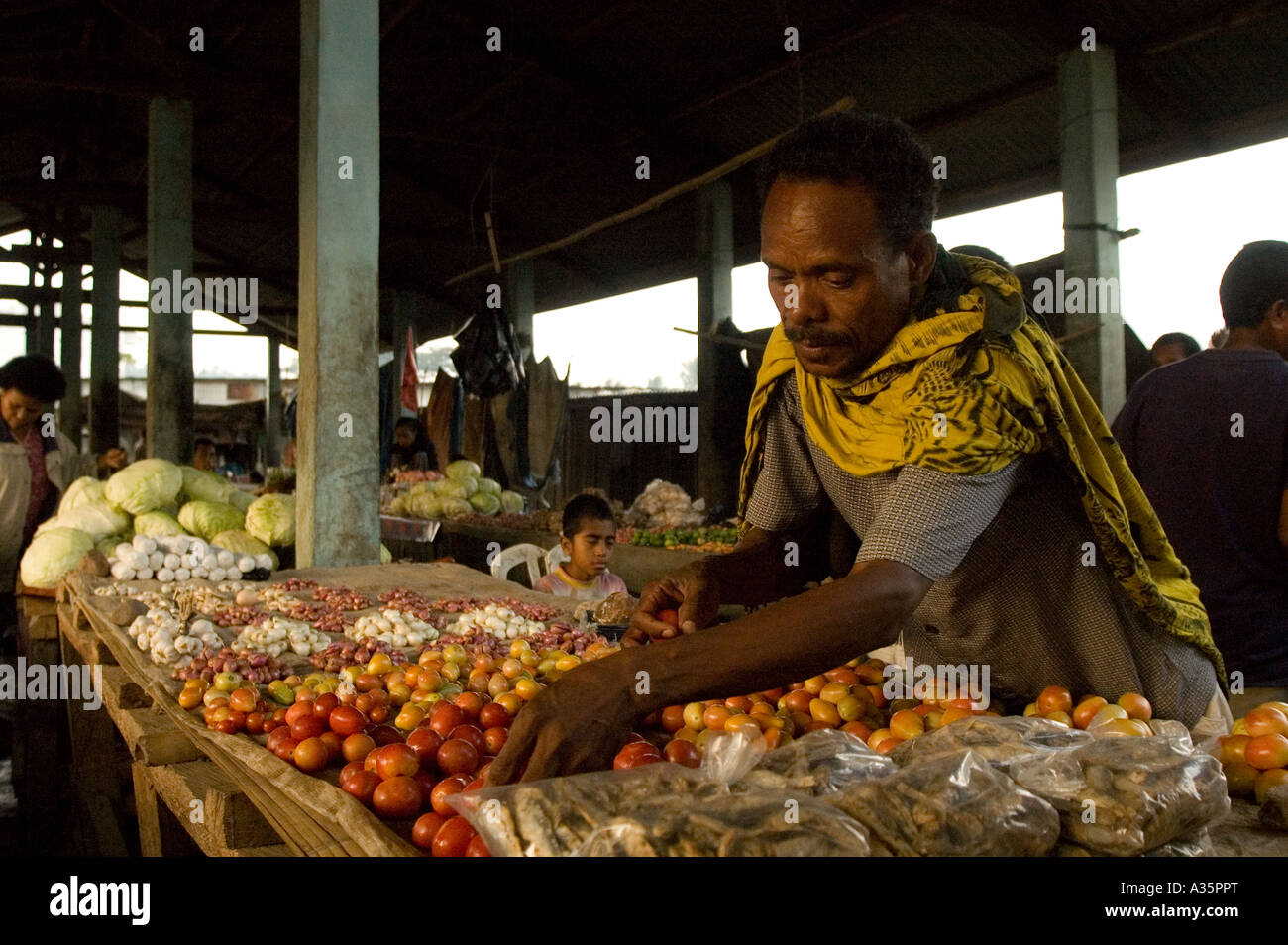 Commerciante presso il locale mercato alimentare di Maliana Timor Orientale Foto Stock