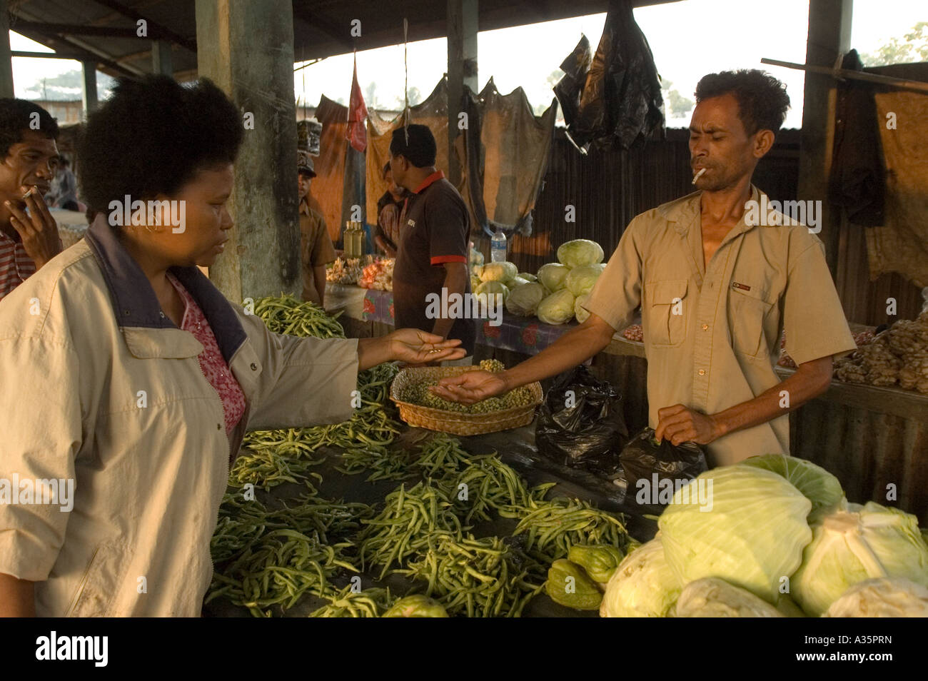 Commerciante presso il locale mercato alimentare di Maliana Timor Orientale Foto Stock