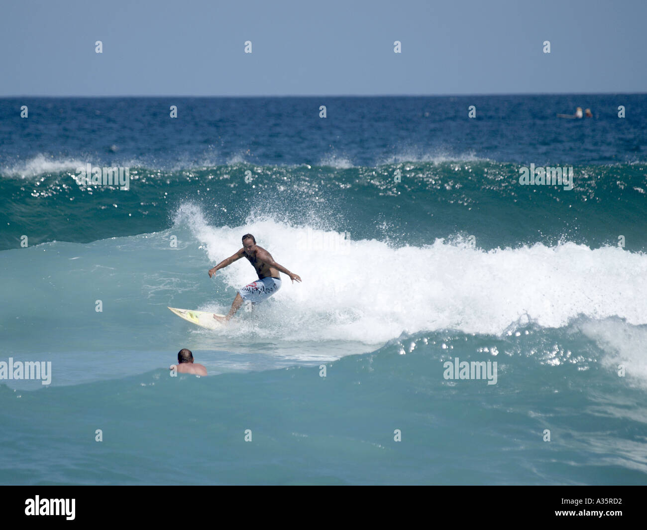 SURFER SU WAVE BRONTE BEACH, Nuovo Galles del Sud, Australia Foto Stock