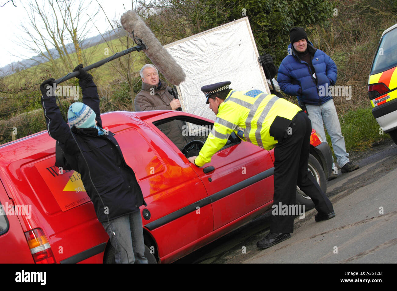 In scena con la prenotazione di poliziotto driver del red van dalla BBC Wales serie TV appartenenti filmata vicino a Cardiff Foto Stock