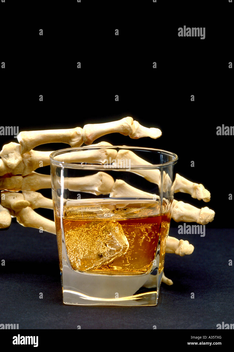 Simbolo Alkoholsucht, bicchiere di whisky con mano dello scheletro Foto Stock