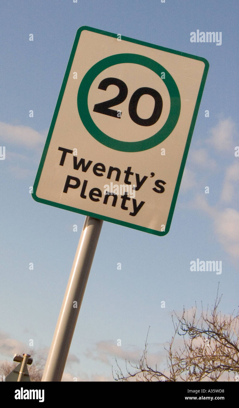 Venti s abbondante il limite di velocità di 20 MPH segno a Motherwell Scotland Regno Unito Foto Stock