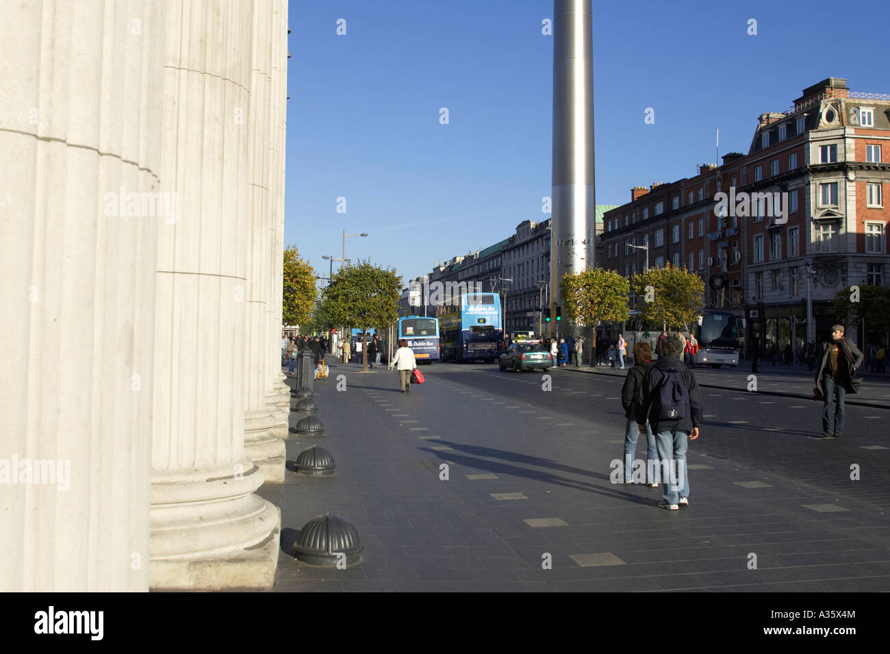 Base del millennio ago guglia di Dublino un monumento di luce e le colonne del GPO in O'Connell Street Dublin Foto Stock