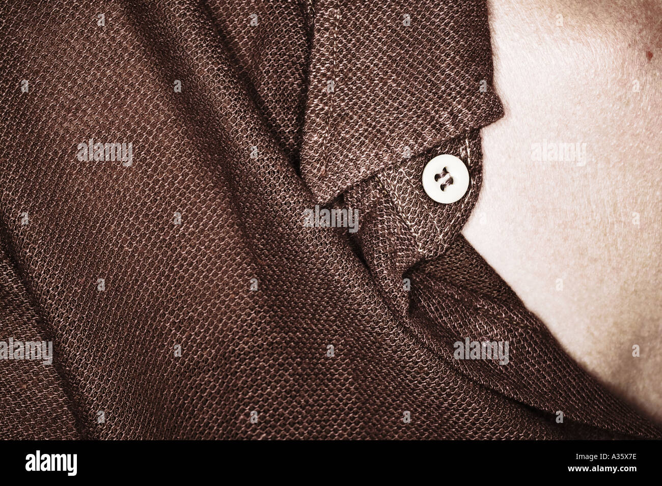 Close up della donna che indossa marrone camicia italiana Foto Stock
