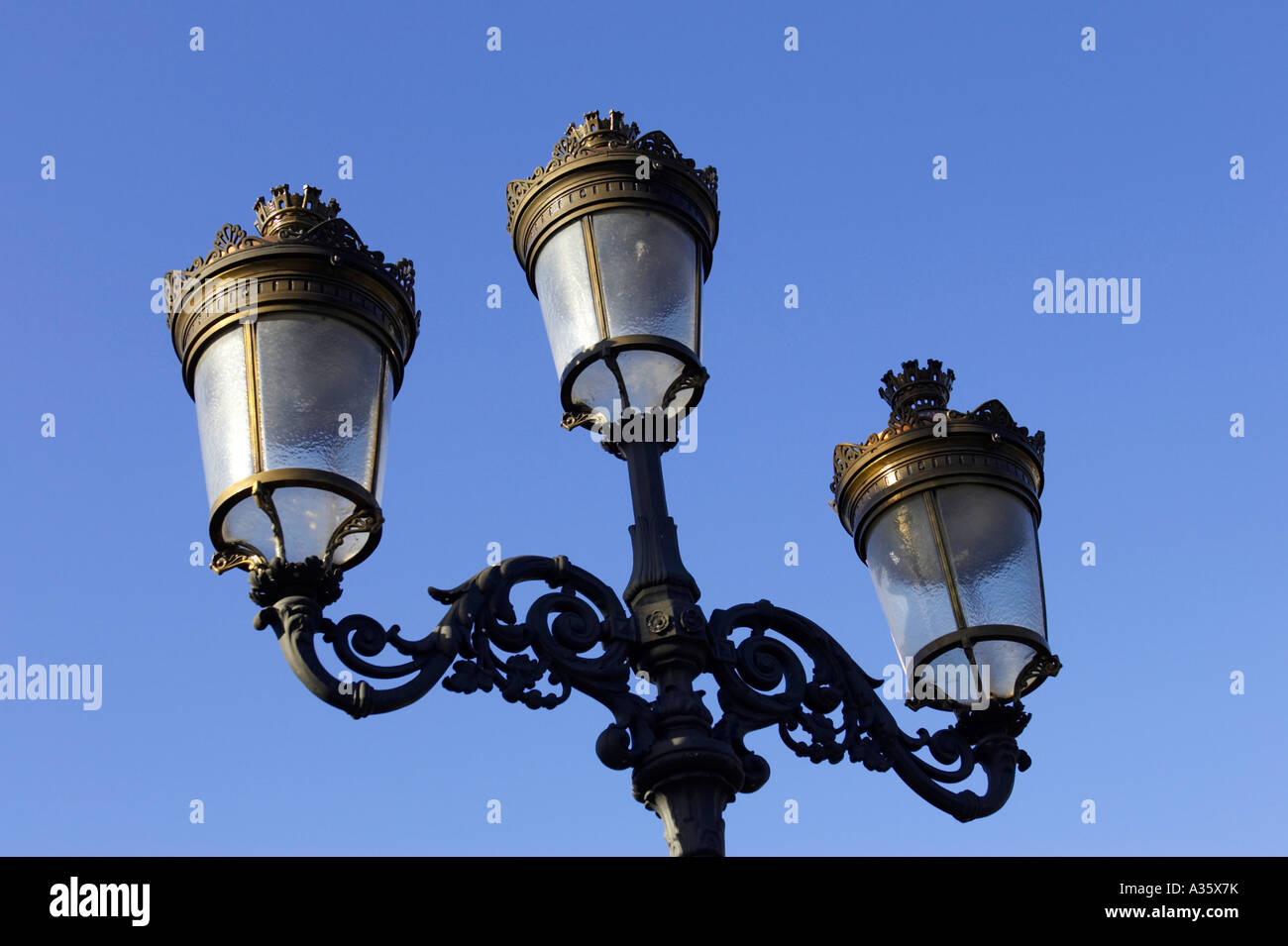 Vecchia strada di gas ora lampade luci elettriche sul ponte sul fiume Liffey in O'Connell Street Dublin Foto Stock