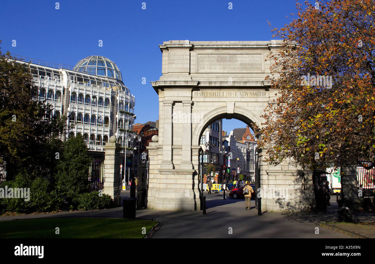 Fusiliers Arch ingresso St Stephens Green da Grafton Street Dublin City Centre con shopping centre in background Foto Stock