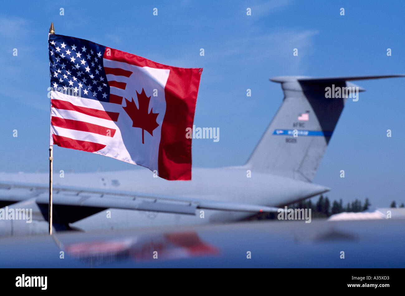 Amicizia bandiera, la Bandiera non ufficiale unendo americani e canadesi bandiere nazionali, Abbotsford Airshow, BC, British Columbia, Canada Foto Stock