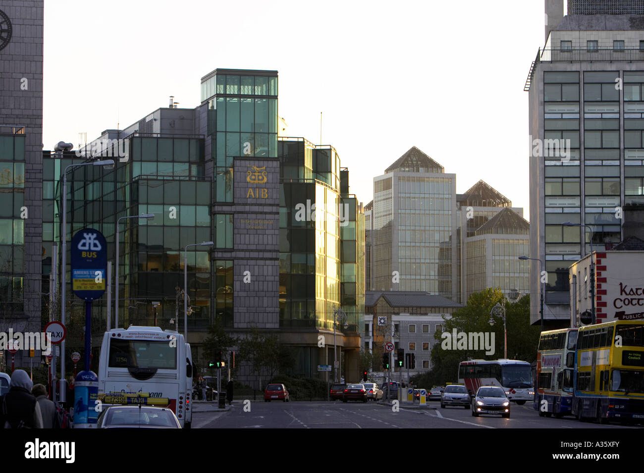 Il quartiere finanziario di Dublino cercando lungo Amiens Street Foto Stock
