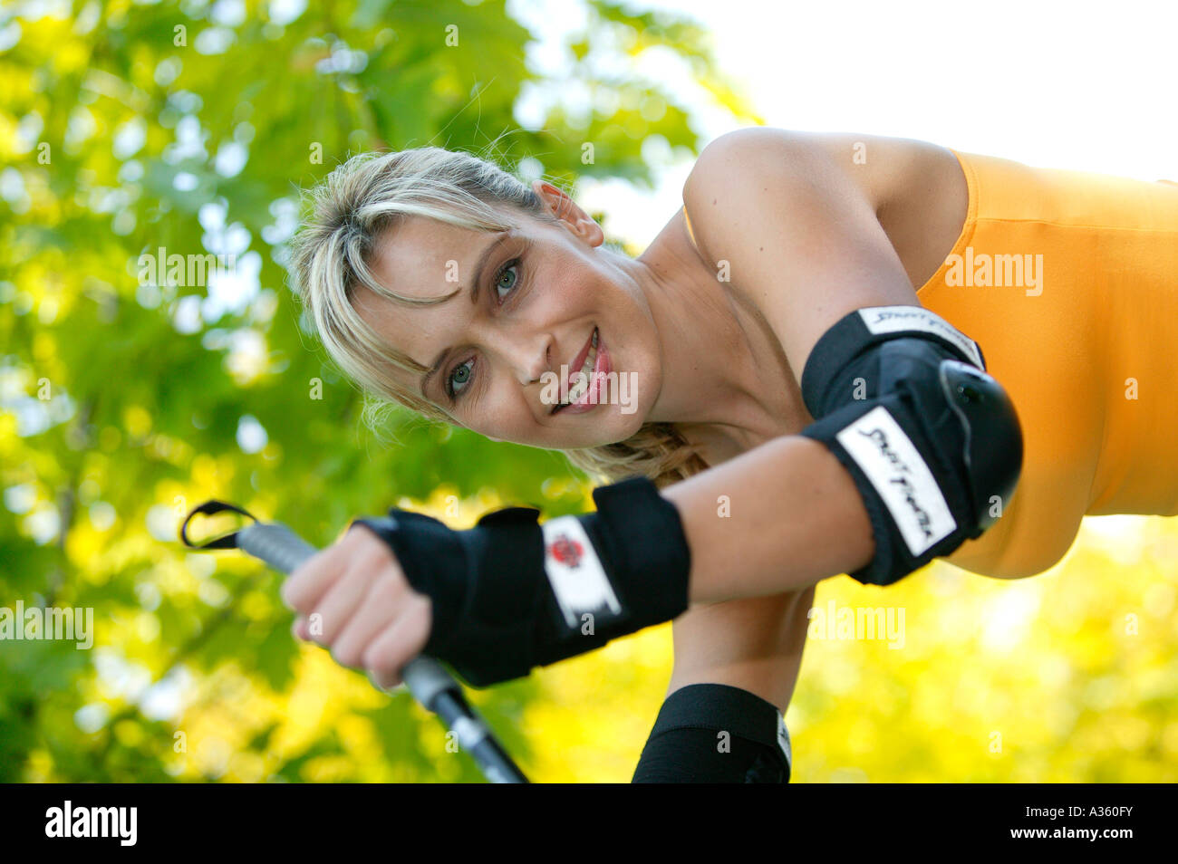 Frau beim Nordicblading, nordicblading donna Foto Stock