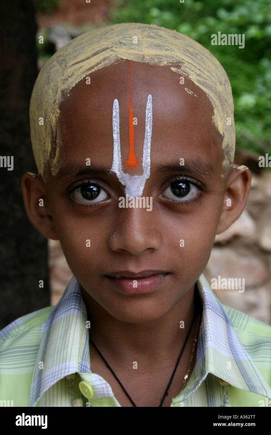 Giovane pellegrino con la testa rasata e segno Venkateswara , Tirumala , India Foto Stock
