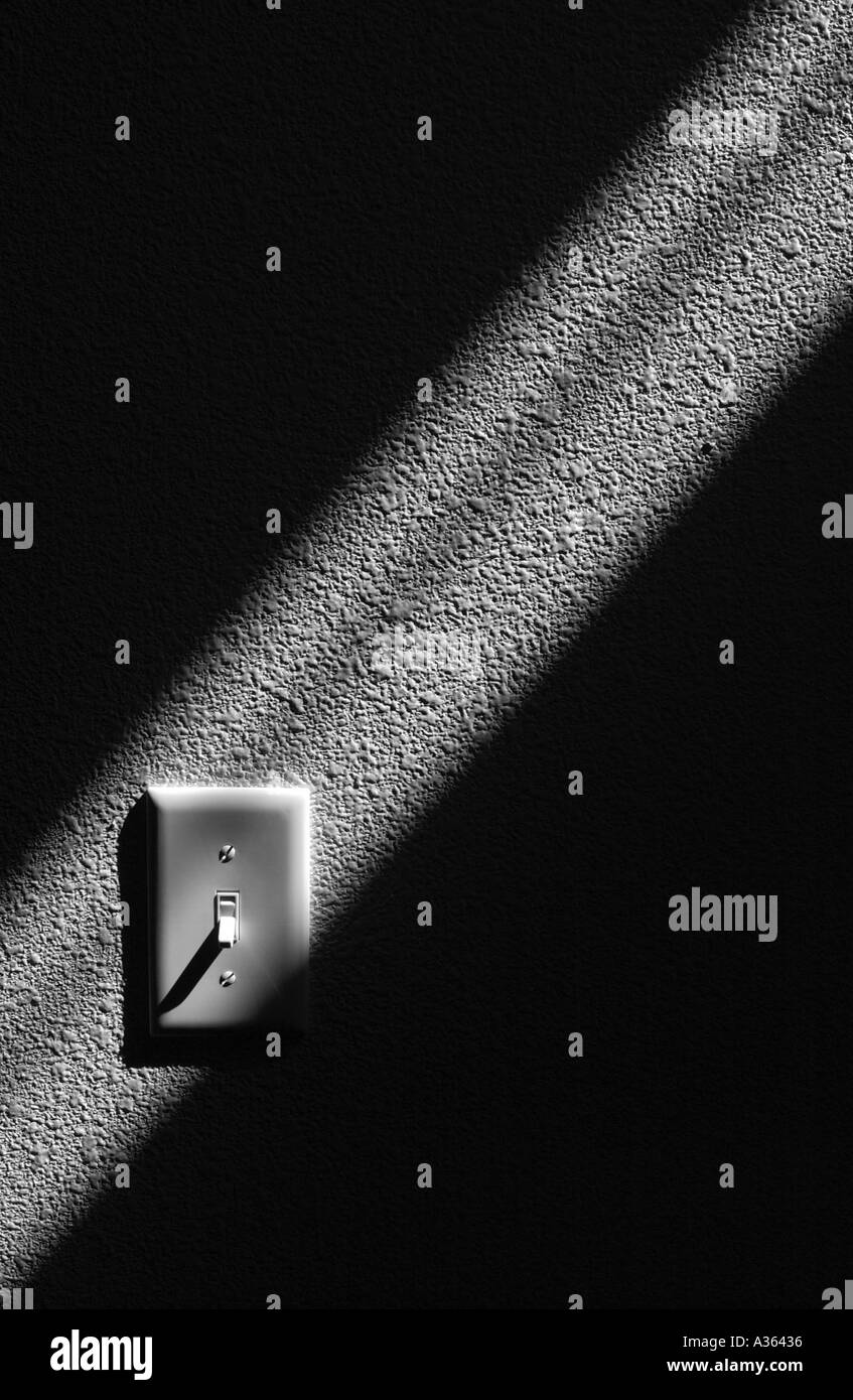 La striatura di luce attraverso un interruttore della luce Foto Stock