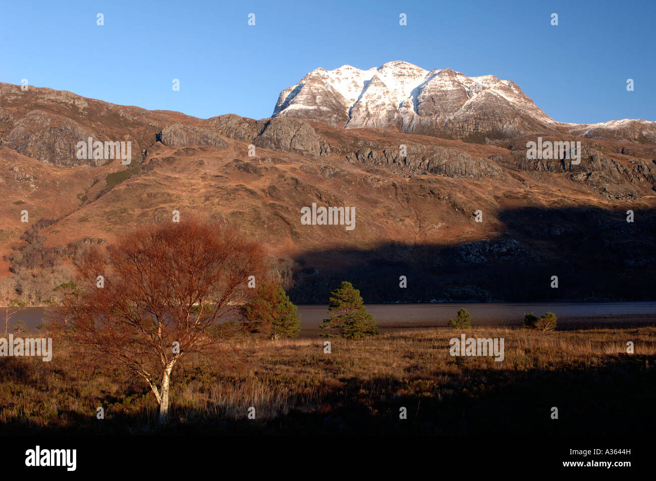 Slioch Mountain torreggia sopra Loch Maree a Kinlochewe, Wester Ross nelle Highlands Scozzesi. XPL 4478-423 Foto Stock