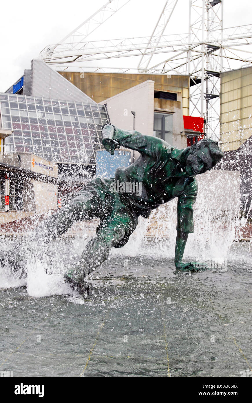 Il tom finney splash statua al di fuori di Preston North End football ground,lancashire, Regno Unito Foto Stock