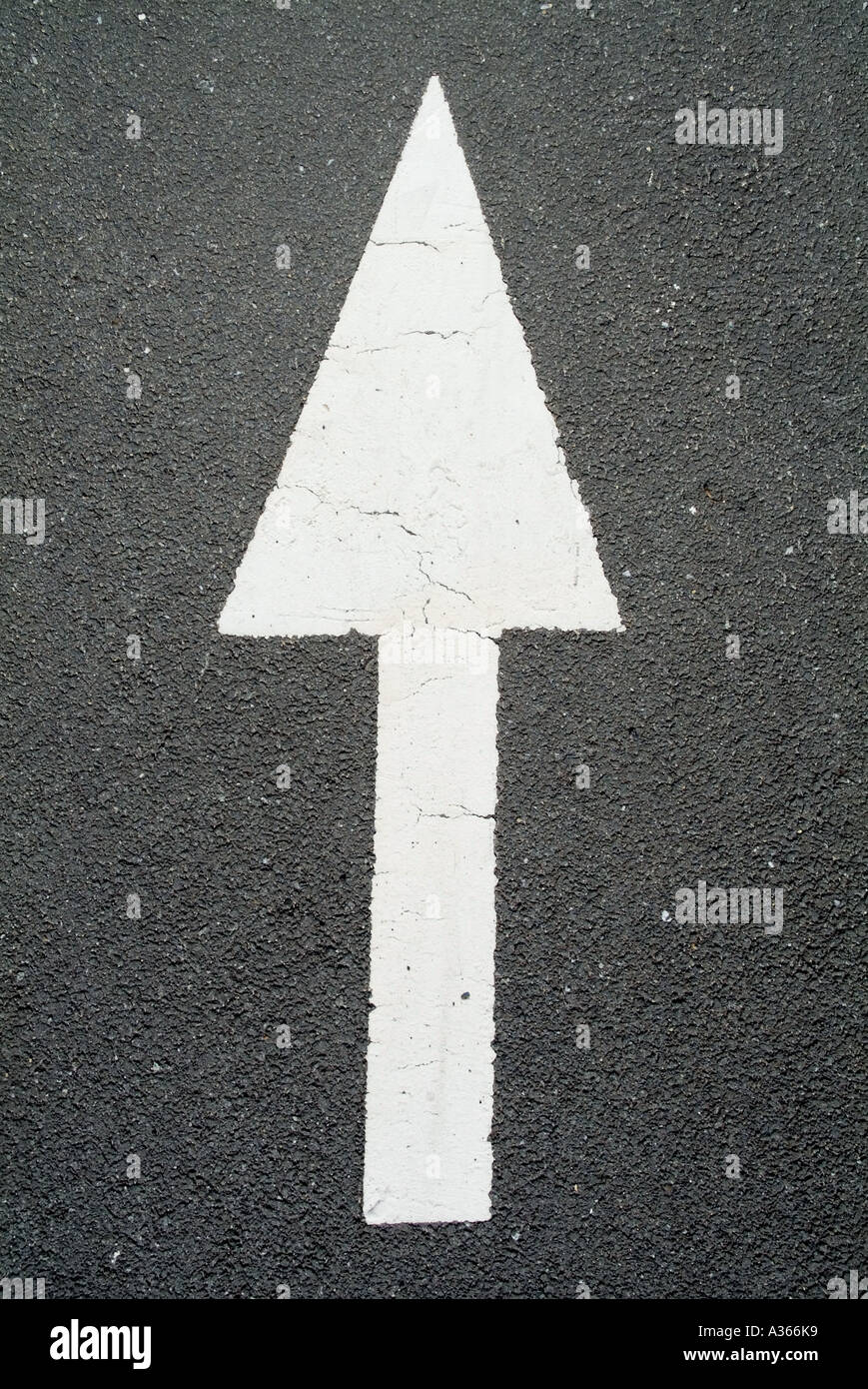 Segno di freccia sulla strada. Foto Stock