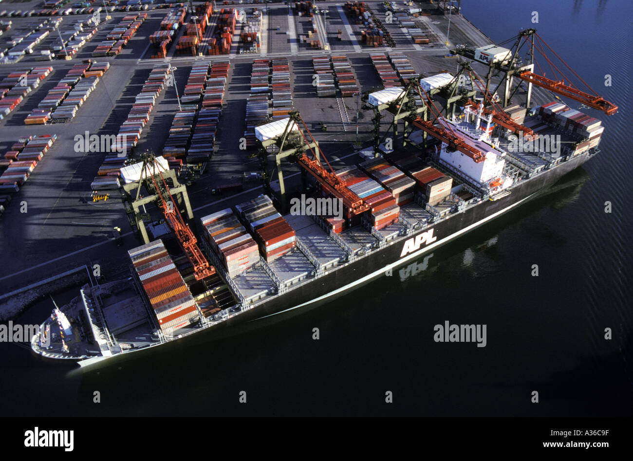 Vista aerea sopra il contenitore nave essendo caricati al porto di Los Angeles in California Foto Stock