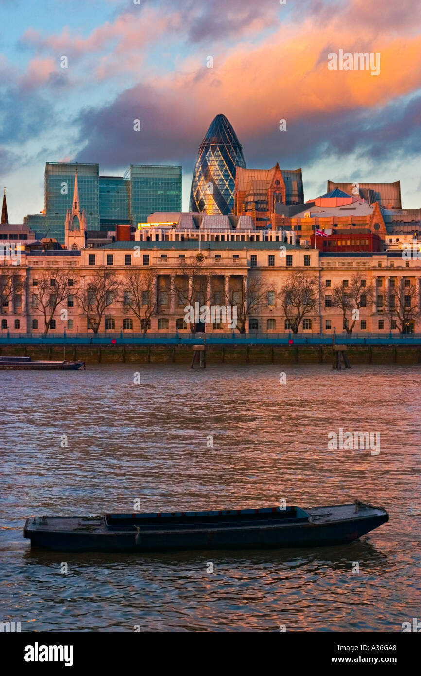 Una vista dal Southbank Londons guardando verso la Swiss Re Tower Foto Stock