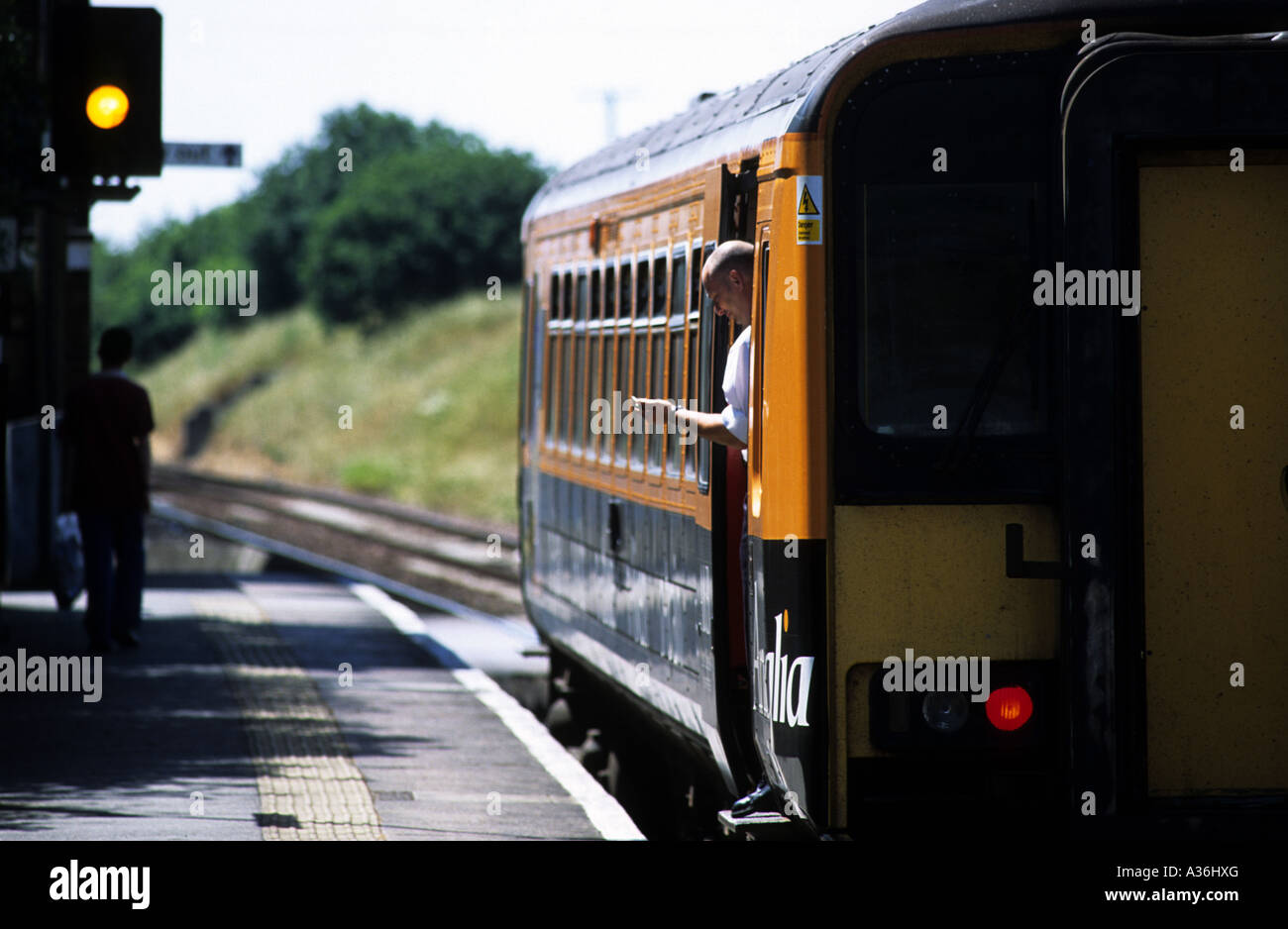 Locale treno passeggeri essendo tenuto da un segnale a Westerfield stazione a causa di ritardo treno merci da Felixstowe docks. Foto Stock