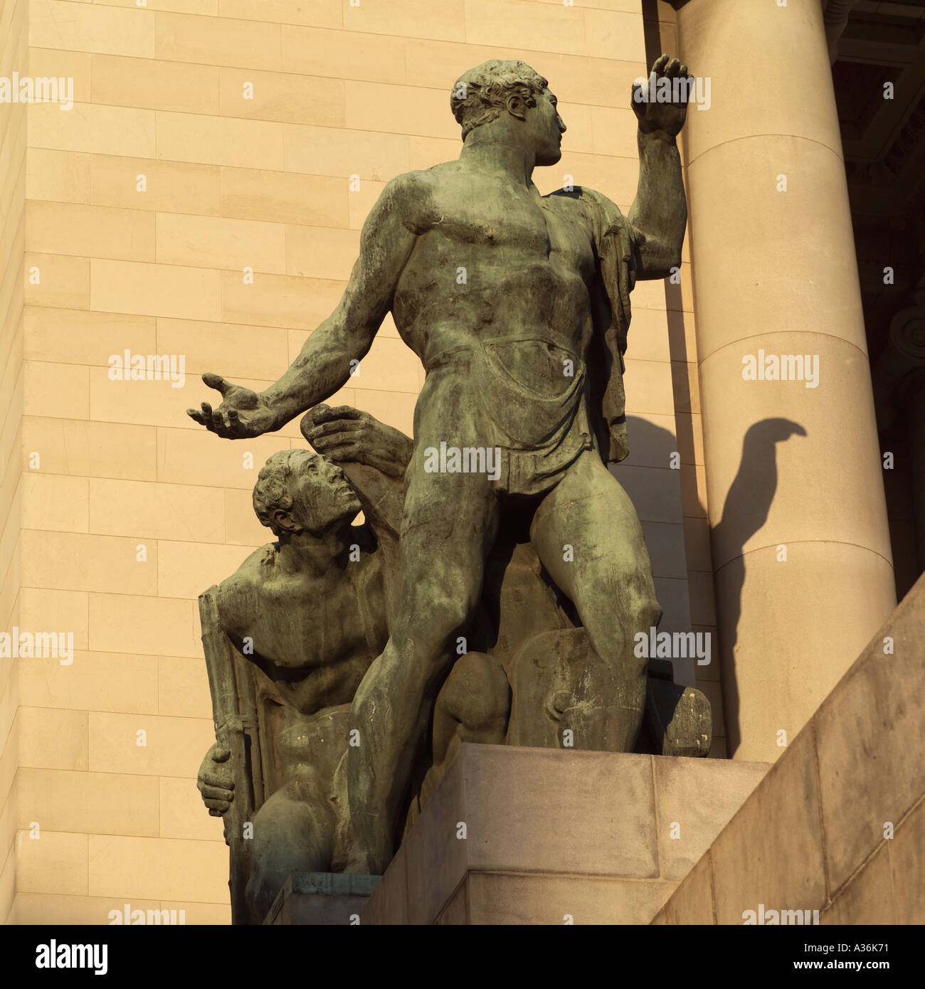 Basso angolo di visione della statua di due uomini in un edificio di Havana Cuba Foto Stock