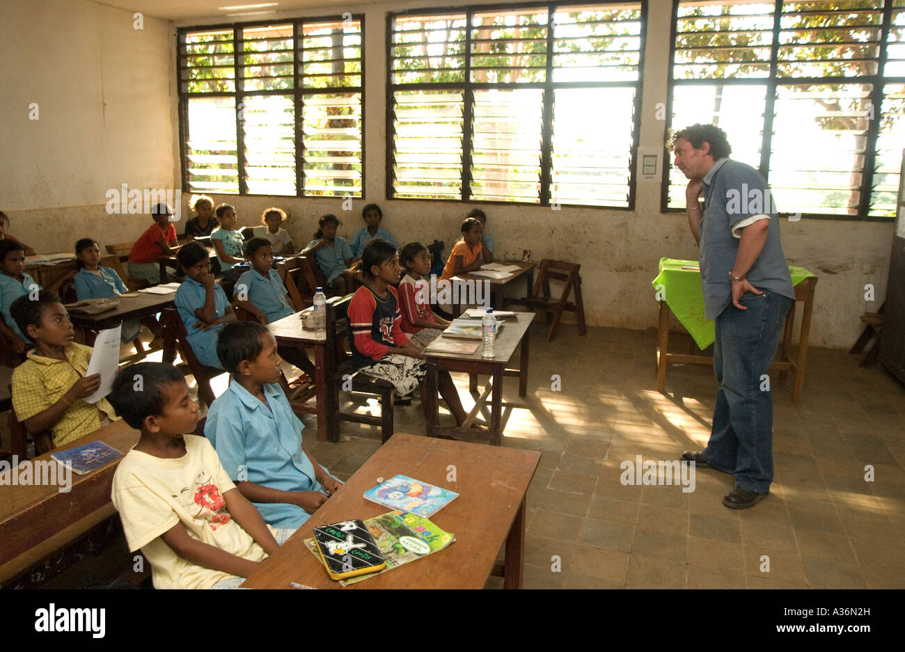 Insegnante di lingua straniera in aula in Maliana Timor Orientale Foto Stock