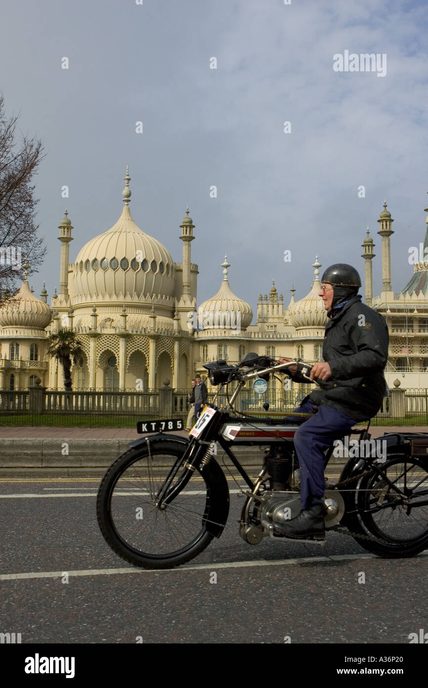 1906 Motosacoche moto da solista passa il Royal Pavilion Brighton Foto Stock