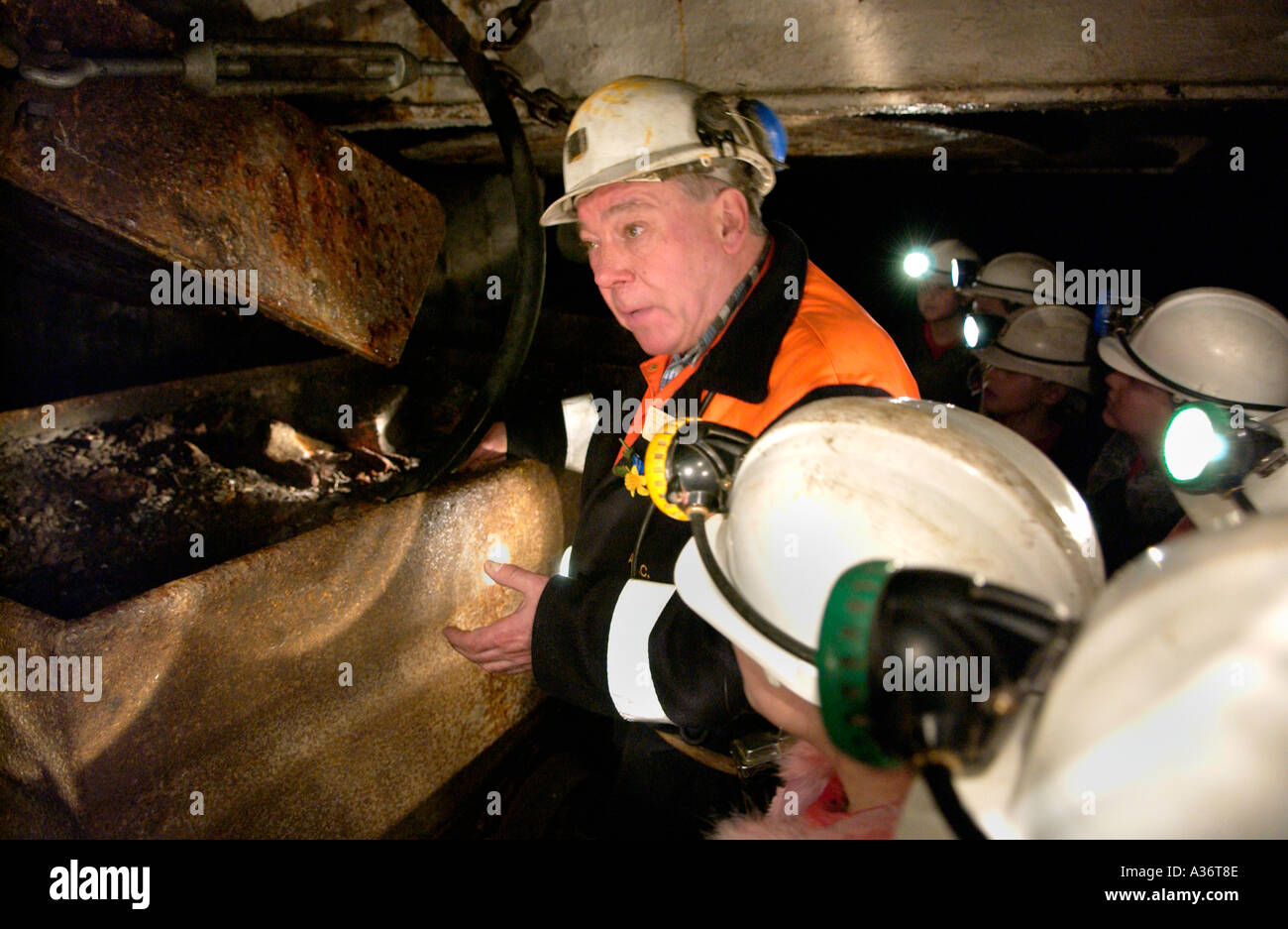 La guida di un ex minatore dando gli alunni delle scuole un tour sotterraneo a Big Pit National Coal Museum Blaenavon South Wales UK Foto Stock