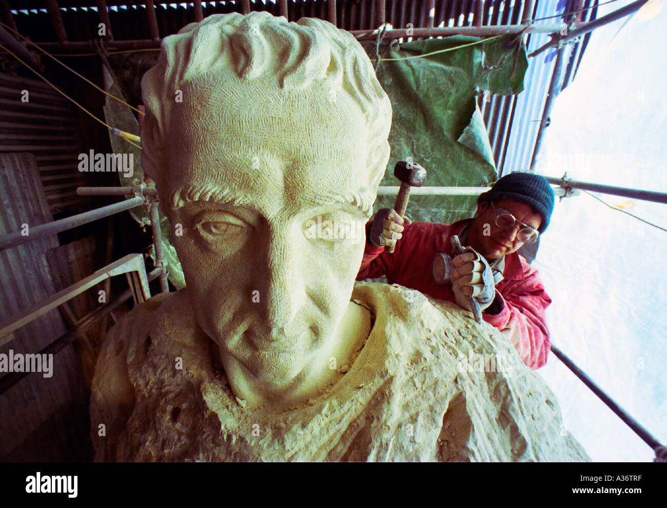 Scultore Tim fecce di Cliveden Conservazione opere su un 10 ft 6 pollici alta statua del signore Cobham al workshop Kilmersdon vicino a Ba Foto Stock