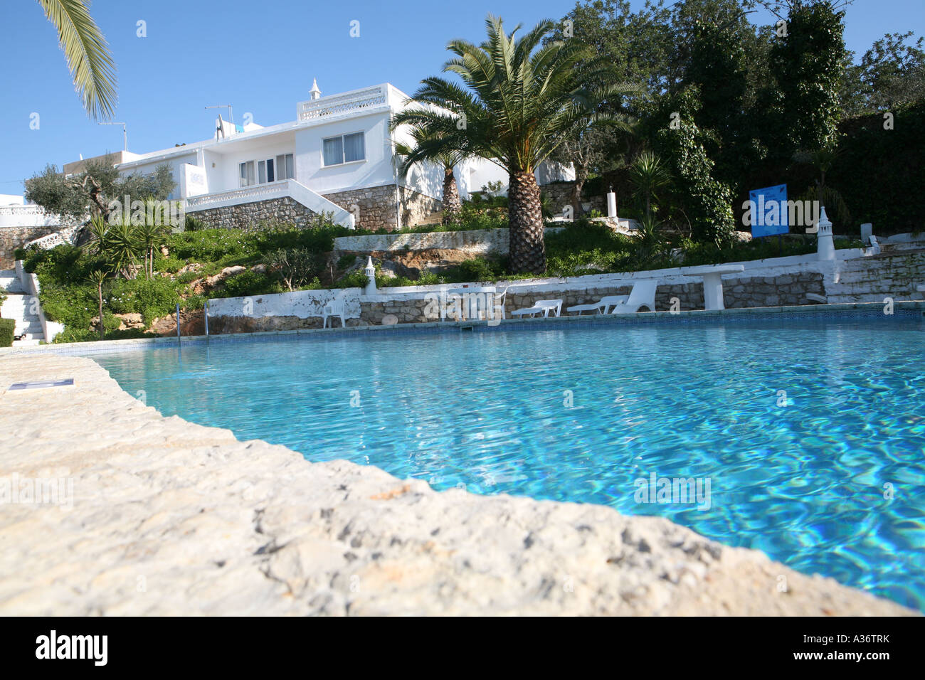 Una piscina in un complesso di vacanza in Algarve, PORTOGALLO Foto Stock