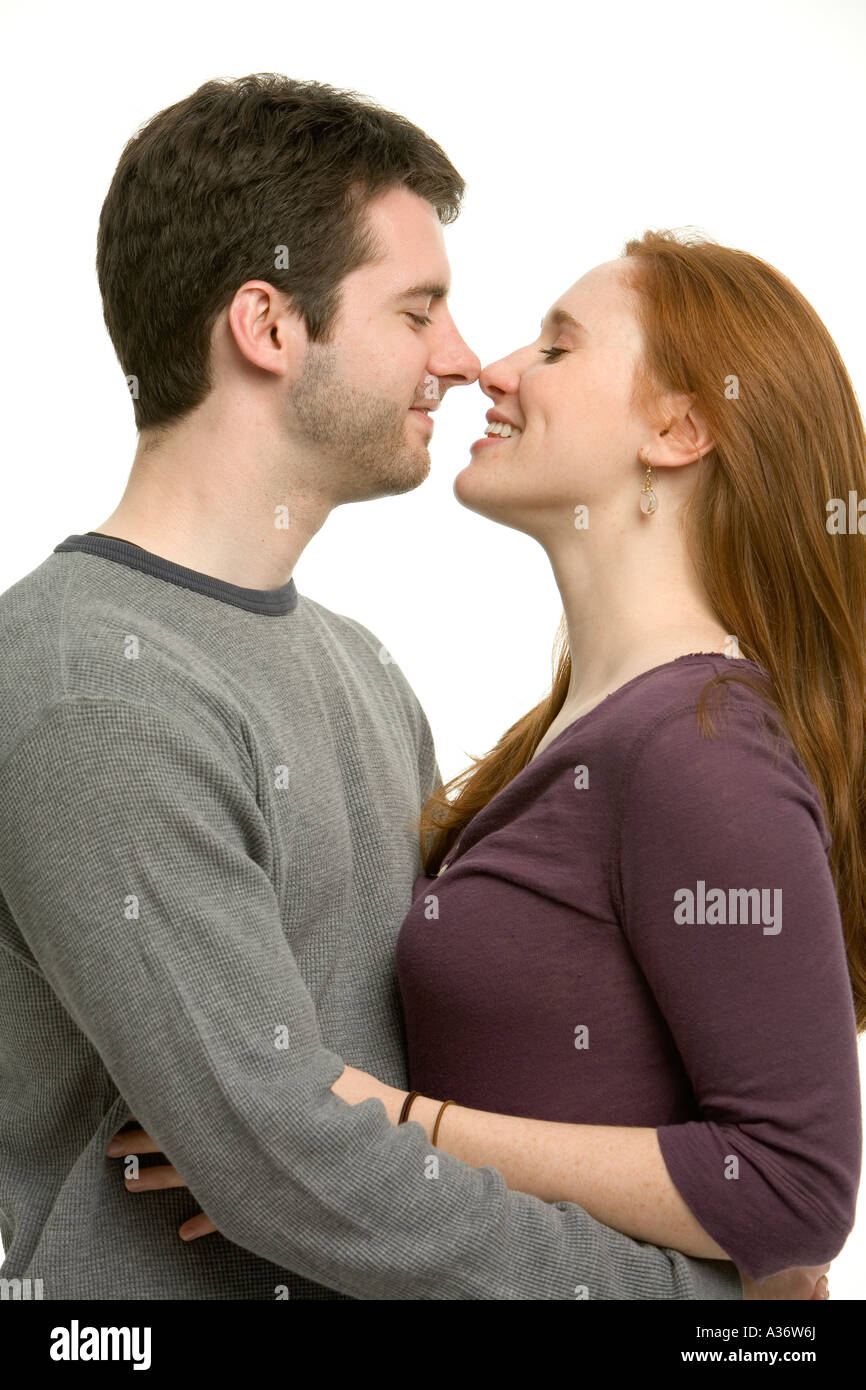 Attraente coppia giovane in un abbraccio e nell'amore Foto Stock