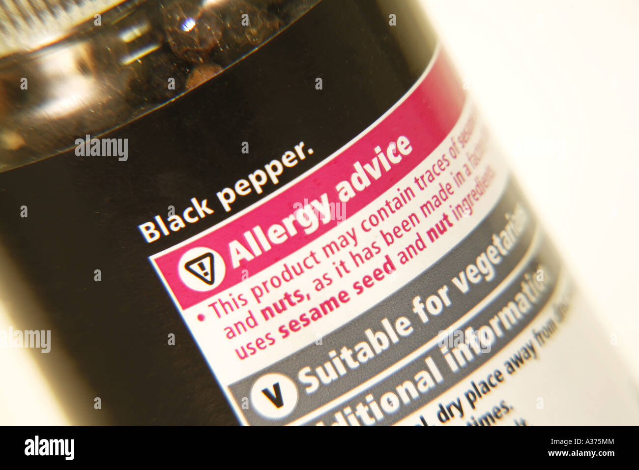 Etichetta del prodotto con la consulenza di allergia vasetto di pepe nero Foto Stock