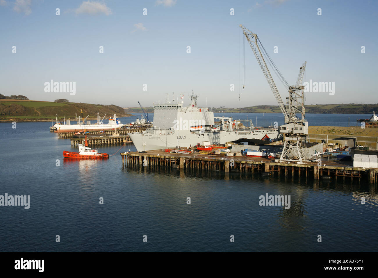 HMS Cardigan Bay si prepara a lasciare Falmouth Docks Inghilterra con il rimorchiatore di presenze Foto Stock