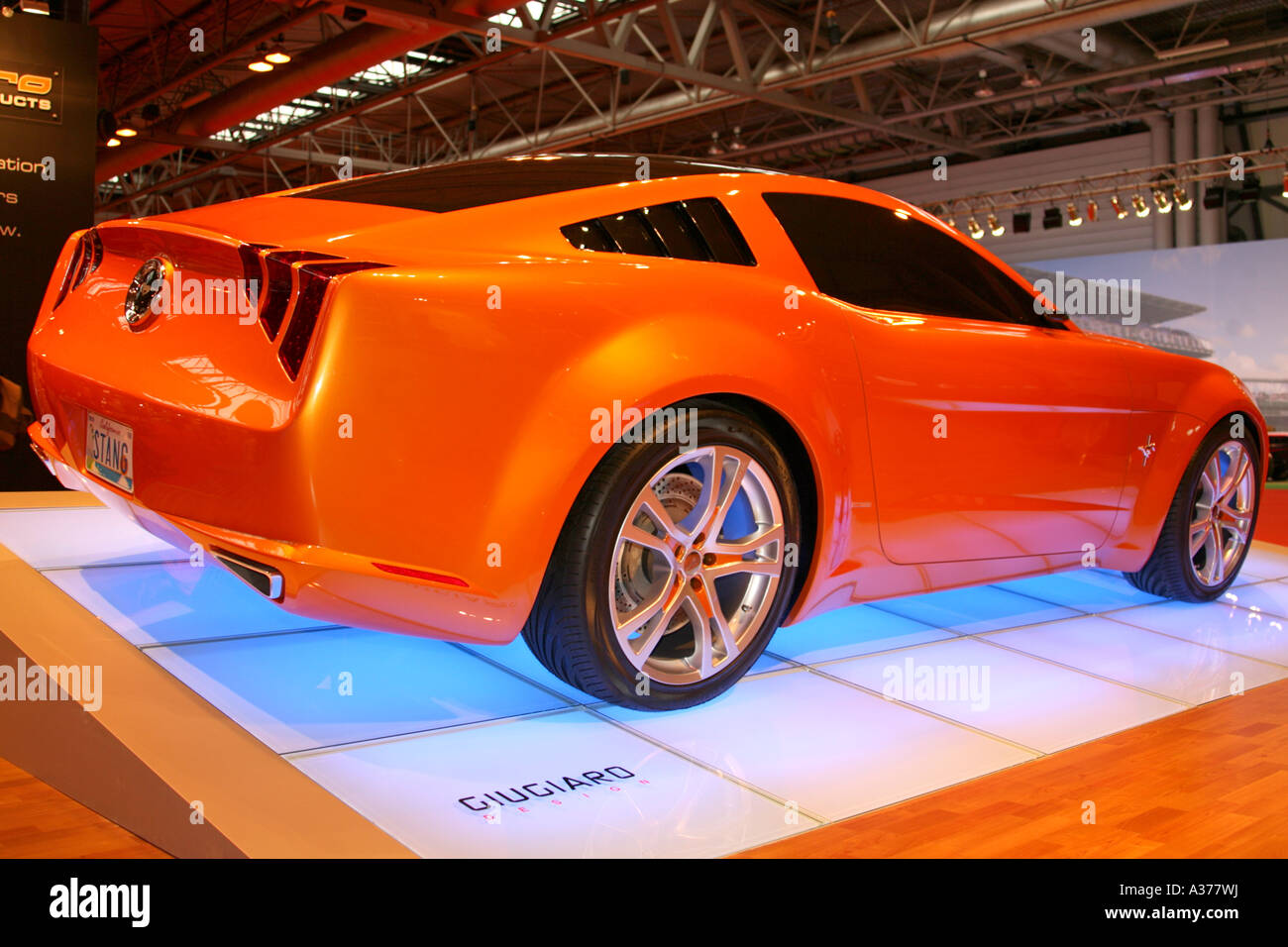 Un bel colore arancione Ford Mustang sul display all'Autosport Show, NEC, Birmingham 2007. Foto Stock