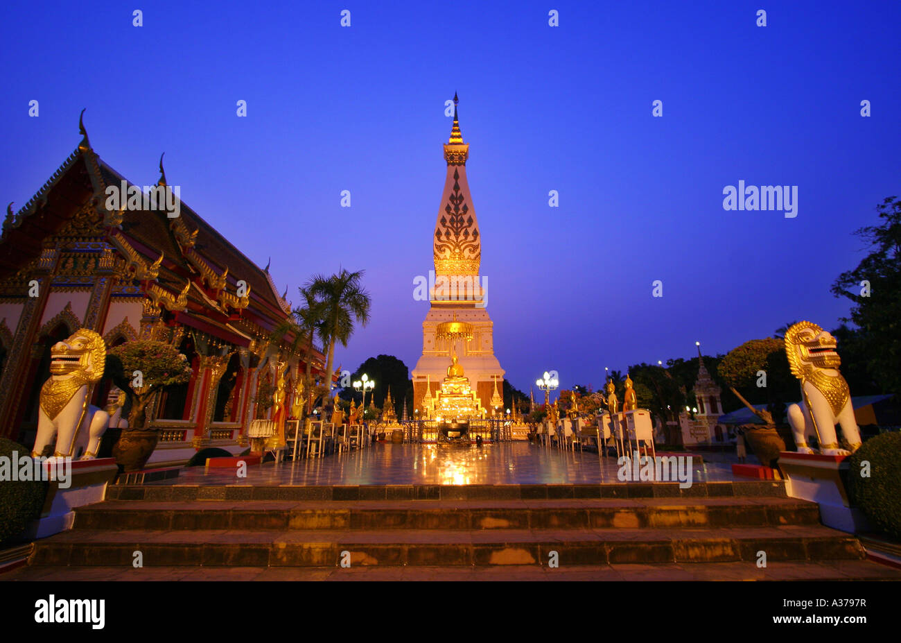 Wat Phra That Phnom al crepuscolo della Thailandia Foto Stock