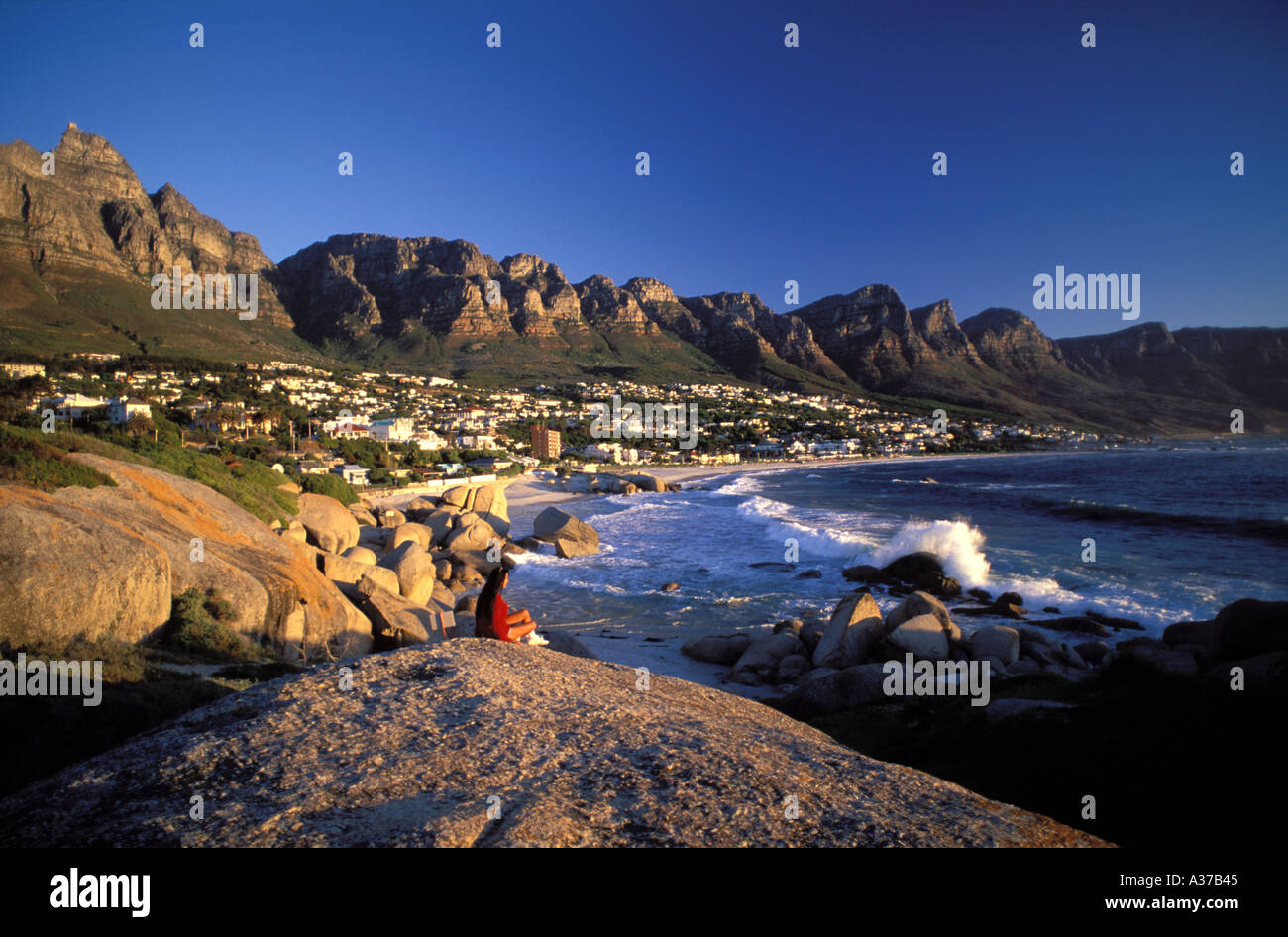 Camps Bay a Cape Town con le scogliere di Table Mountain in Sud Africa Foto Stock