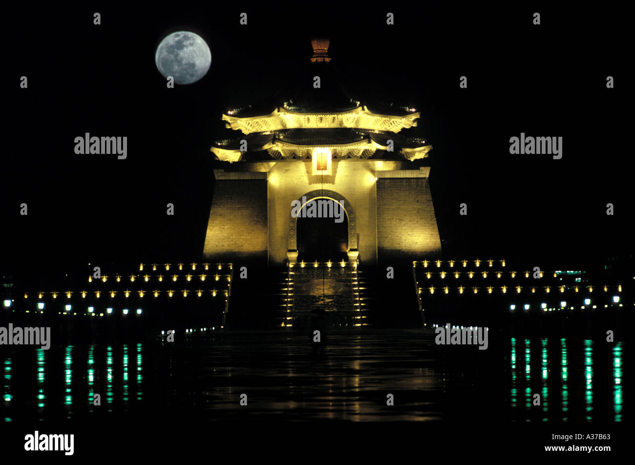 Chiang Kai Shek Memorial di notte sotto la luna piena Taipei Taiwan Foto Stock